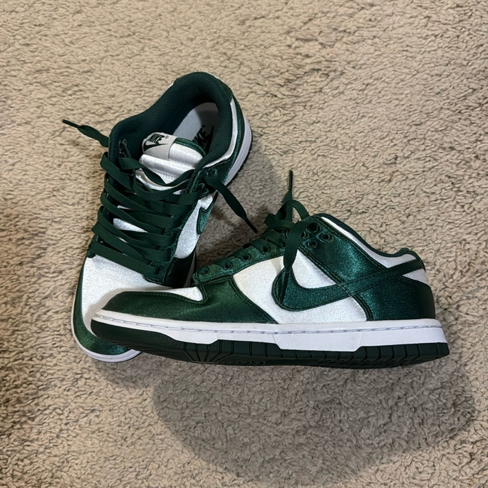 Nike dunks Satin green size 6